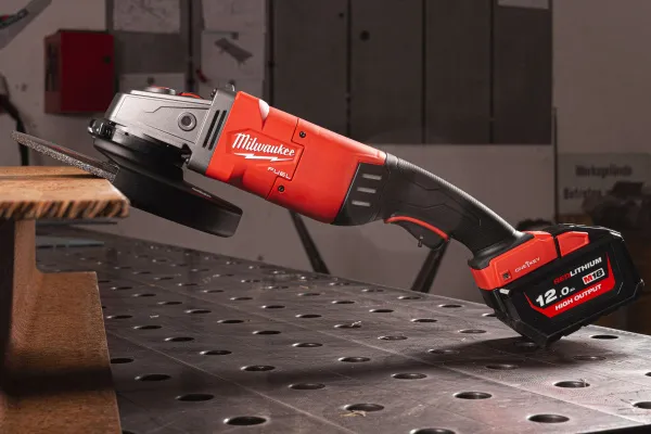 Аккумуляторная углошлифовальная машина M18 ONEFLAG230 XPDB-122C FUEL 230мм Milwaukee купить в Минске