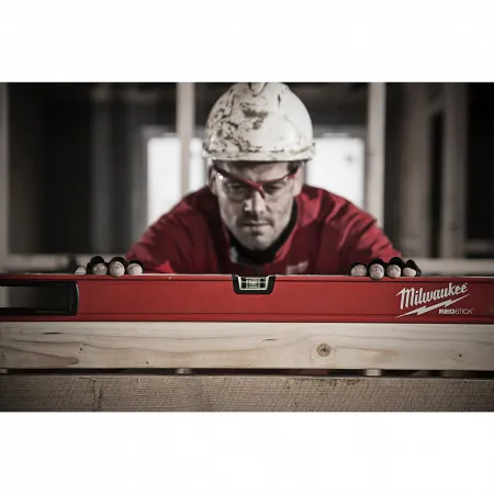 REDSTICK™ в корпусе Backbone 80 см магнитный Milwaukee купить в Минске