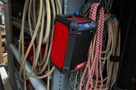 Радио DAB+ / зарядное устройство c Bluetooth Milwaukee купить в Минске