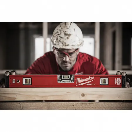 REDSTICK™ в корпусе Backbone 80 см магнитный Milwaukee купить в Минске