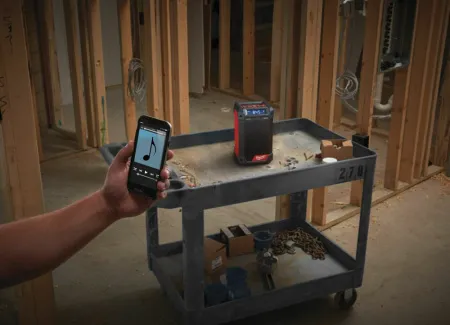 Радио DAB+ / зарядное устройство c Bluetooth Milwaukee купить в Минске