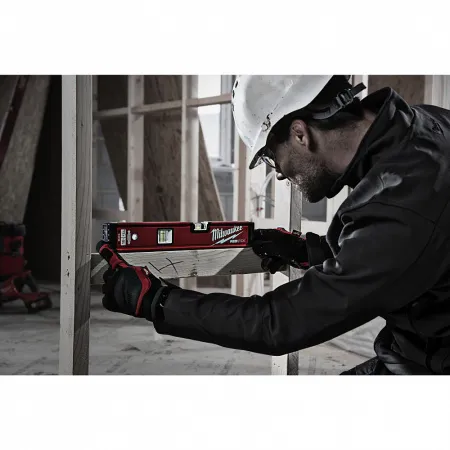 REDSTICK™ в корпусе Backbone 80 см магнитный Milwaukee купить в Минске