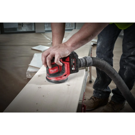 Аккумуляторная эксцентриковая шлифовальная машина Milwaukee M18 BOS125-502B 125мм + M18 ABL-0 В ПОДАРОК! (Арт. PT2509012) Milwaukee купить в Минске