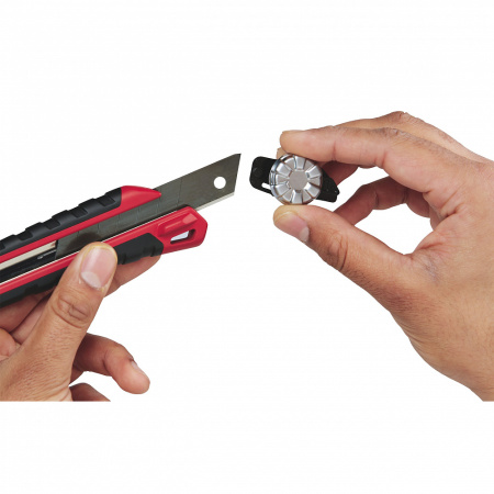 Выдвижной нож 18 мм Milwaukee купить в Минске