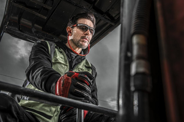 Очки с защитой от царапин и запотевания серые Milwaukee купить в Минске