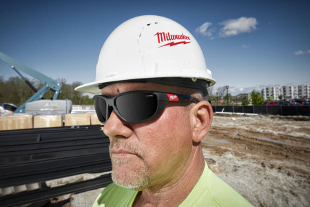 Очки с повышенной защитой с уплотняющей вставкой затемненные Milwaukee купить в Минске