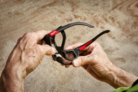 Очки с повышенной защитой с уплотняющей вставкой прозрачные Milwaukee купить в Минске