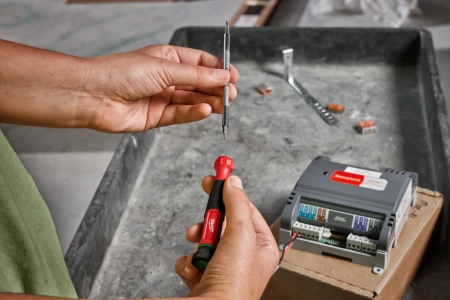 Отвертка прецизионная 27 в 1 Milwaukee купить в Минске