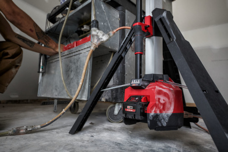 M18 HOSALC-0 Высокомощная мачта освещения / зарядное устройство Milwaukee купить в Минске