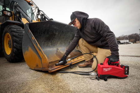 Аккумуляторный вспомогательный гидравлический насос M18 HMP700-501 Milwaukee купить в Минске